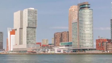 Rotterdam silueti, Nieuwe Maas Nehri bankasından Wilhelminapier ve Kop van Zuid 'e kadar uzanır. Modern gökdelenler, bu yeniden geliştirilmiş eski liman bölgesindeki gemi terminali ve rıhtım.
