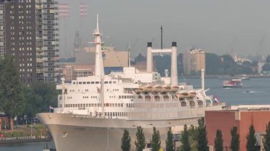 Hollanda, Rotterdam 'da sabah saatlerinde Maashaven Limanı' nın uçuş zamanı. Rıhtımın ufuk çizgisi ve eski bir yolcu gemisi olan SS Rotterdam, şimdi Katendrecht 'e demirlemiş bir otel.