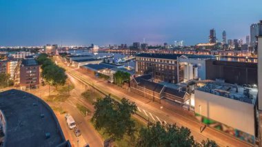 Maashaven 'daki kulelerin hava panoramik görüntüsü gece gündüz geçiş zamanlarında demirli gemilerle, Katendrecht ve Maas River, Rotterdam. Fabrika yakınındaki trafik ofis ve etkinlik alanına dönüştürüldü