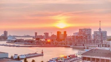 Rotterdam, Hollanda 'da gün batımında Katendrecht Yarımadası ve Maashaven Limanı' nın havadan panoraması. Şehir silueti, modern gökdelenler ve geleneksel Hollanda rıhtım evleri