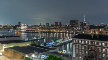 Maashaven 'daki aydınlık kulelerin üzerinde hava panoramik manzarası. Bağlı gemiler, Katendrecht ve Maas River, Rotterdam. Eski fabrika yakınlarındaki trafik ofis ve etkinlik alanına dönüştü