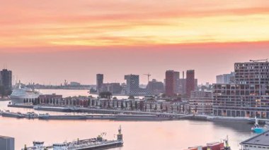 Rotterdam, Hollanda 'daki Katendrecht Yarımadası ve Maashaven Limanı' nın panoramik hava ve gece geçiş zamanı. Şehir silueti modern gökdelenler ve geleneksel Hollanda rıhtım evleri