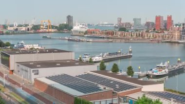 Arka planda Katendrecht ve Maas Nehri 'nin yer aldığı Maashaven' ın havadan çekilmiş panoramik görüntüsü. Çevredeki yollar boyunca trafik hareket ediyor. Rotterdam, Hollanda