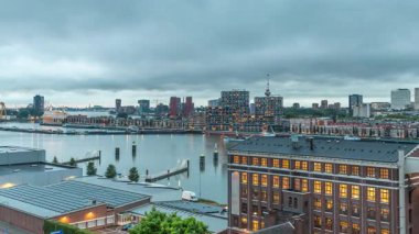 Rotterdam 'daki Katendrecht ve Maas Nehri' nin dramatik gökyüzü, Maashaven 'ın gündüz ve gece arası panoramik görüntüsü. Eski fabrika yakınlarındaki trafik ofis ve etkinlik alanına dönüştü