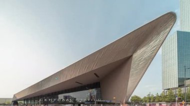 Rotterdam Merkez İstasyonu 'nun hiperlapesi, Hollanda, Güney Hollanda' daki ana demiryolu merkezi. Arka planında gökdelenler olan modern mimari ve kare zaman diliminde meşgul insanlar
