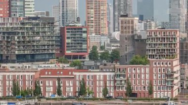 Rotterdam şehir merkezi, Hollanda 'daki modern binaların uçuş zamanı. Finans bölgesindeki kuleler ve gökdelenler sabah sıcacık ışıklarıyla canlı bir ufuk çizgisi oluşturuyor. Rıhtımdaki gemiler