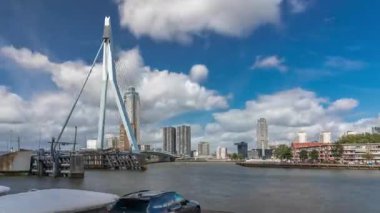 Rotterdam, Hollanda 'daki Maas Nehri' ni kapsayan Erasmus Köprüsü zaman atlaması. Hollandlar 'ın en büyük kablo destekli basküle köprüsü gökdelenleri, rıhtımdaki botlar ve dramatik bulutlu gökyüzü arkaplanı