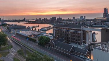 Rotterdam 'daki Katendrecht ve Maas Nehri gibi demirli gemilerle Maashaven' daki hava panoramik görüntüsü günden geceye geçiş zamanı. Eski fabrika yakınlarındaki trafik ofis ve etkinlik alanına dönüştü