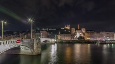 Panorama, Saone Nehri üzerindeki kırmızı asma köprü, Baptist Katedrali Aziz John ve Notre-Dame ile Lyons şehrinin gece zaman çizelgesini gösteriyor. Akşamları deniz kıyısında aydınlık