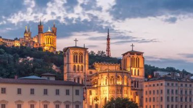Aziz John 'un Vaftizci Katedrali ve Lyon' daki Notre-Dame de Fourviere Bazilikası 'nın zaman çizelgesi, günden geceye değişiyor. Rıhtım ve nehir kenarındaki binalar aydınlatılmış. Fransa