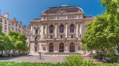 Fransa 'nın Lyon şehrinde Celestins Tiyatrosu' nun zamanaşımı. Place des Celestins 'te tarihi bir tiyatro. Ağaçlar, banklar ve mavi gökyüzünün altında dinlenen insanlar. Klasik mimari ve kültürel cazibe