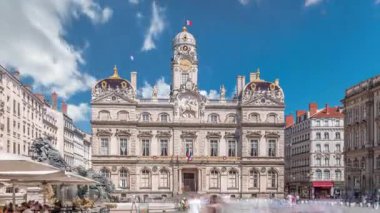 Hotel de Ville de Lyon 'dan Hyperlapse, Fransa' nın tarihi Lyon belediye binası. Kare zaman diliminde insanlar fıskiyenin yanında geziniyor. Mavi gökyüzünün altında bir barok ve klasik mimari mucize.