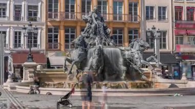 Belediye Binası yakınlarındaki Place des Terreaux 'da bulunan Lyon' un sembolü Bartholdi Çeşmesi 'nin hiperlapası. Akan suyla çevrili binicilik heykeli, tarihi mimari zaman çizelgesiyle çevrili. Fransa
