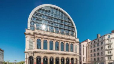 Modern cam kubbe ile birleştirilmiş neoklasik mimari içeren Lyons opera binasının hiperlapesi. Heykelleri ve cam yüzeyleri olan tarihi ve tarihi bir yer. Güneşin zaman çizgisini yansıtıyor.