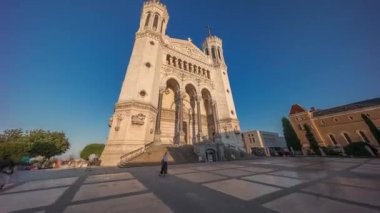 Fransa 'nın Lyon kentinde günbatımında Notre Dame de Fourviere Bazilikası' nın hiperlapse ön görüntüsü. Bu ikonik küçük bazilika sıcak ışıkla aydınlatılıyor. Tepenin tepesindeki zaman diliminden şehre bakıyor.