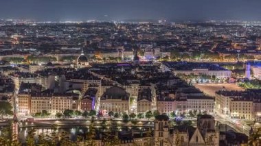 Geceleri Fourviere Hill 'den katedrallerle Lyon' un panoramik hava manzarası. Ufuk çizgisinde Rhone Nehri ve ikonik kent simgeleri yer alıyor. Evler çatılar ve caddelerde trafik