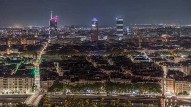 Geceleri Fourviere Hill 'den gökdelenlerle Lyon' un panoramik hava manzarası. Ufuk çizgisinde Rhone Nehri ve ikonik kent simgeleri yer alıyor. Evler çatılar ve caddelerde trafik