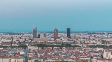 Gün batımından sonra Lyon 'un panoramik hava görüntüsü Fourviere Hill' den gece dönüşümüne kadar. Ufuk çizgisinde Rhone Nehri ve sıcak bir akşamda aydınlanan ikonik kent simgeleri yer alıyor.