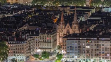 Fransa 'nın Lyon şehrinde, Presquile bölgesinde Saint-Nizier Kilisesi' nin uçuş zamanı. Kutsal Havariler Kilisesi olarak bilinen süslü detayları olan tarihi bir Gotik kilisesi.