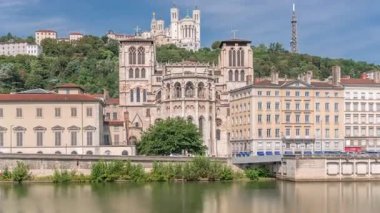 Aziz John Vaftizci Katedrali 'nin hiperlapesi ve Lyon' daki Notre-Dame de Fourviere Bazilikası. Rıhtım ve binalar zaman çizgisine yansıdı. Bulutlu mavi gökyüzü. Fransa