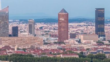 Gün batımından sonra Lyon 'un panoramik hava görüntüsü Fourviere Hill' den gece dönüşümüne kadar. Gökdelenler gökdelenlerle çevrili ve sıcak bir akşamda aydınlanan ikonik şehir simgeleri yer alıyor.