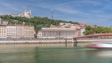 Lyon Temyiz Mahkemesi 'nin zaman atlaması, Lyons 5. Bölge' deki Place Duquaire 'de bir neo-klasik mahkeme. Saone rıhtımının ve kırmızı asma köprünün manzarası. Fransa.