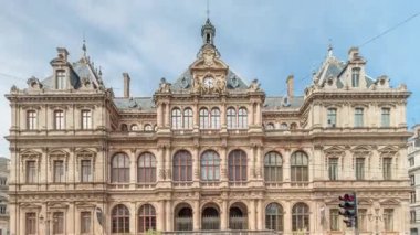 Fransa, Lyon 'daki Les Cordeliers semtindeki Palais de la Bourse Palais du Commerce' in ön görüntüsü. 19. yüzyıldan kalma tarihi bir bina. Trafiği cadde saatlerinde geçiyor.