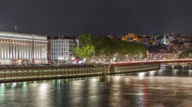 Gece Lyon Temyiz Mahkemesi 'nin zaman çizelgesi, Lyons 5. Bölge' deki Place Duquaire 'de bir neo-klasik mahkeme. Saone rıhtımının ve kırmızı asma köprünün manzarası. Fransa.