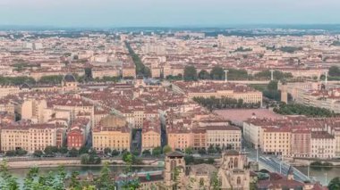 Gün batımında Fourviere Hill 'den Lyon' un panoramik hava görüntüsü. Ufuk çizgisinde Bellecour, Rhone Nehri ve sıcak akşam ışığında aydınlanan ikonik şehir simgeleri yer alıyor.