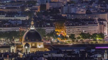 Lyon, Fransa 'da Grand Hotel-Dieu hava gece hipervanesi. Bu tarihi bina artık lüks bir alışveriş merkezi, aydınlatılmış kubbeler ve avlulara sahip. Kavşaktaki trafik.