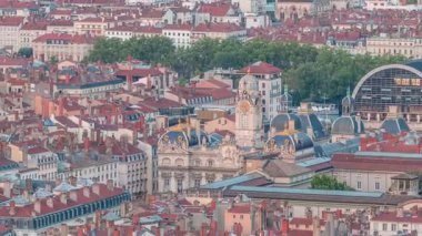 Hotel de Ville de Lyon 'un havadan zamana geçiş zamanı, Fransa' nın tarihi Lyon belediye binası. Kırmızı çatıları olan tarihi bir merkez. Bir barok ve klasik mimari harikası.