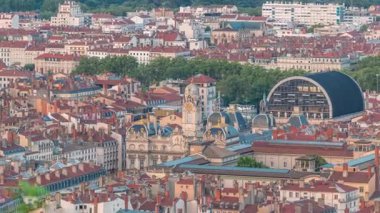 Hotel de Ville de Lyon 'un uçuş zamanı, Fransa' nın tarihi Lyon belediye binası. Kırmızı çatıları olan tarihi bir merkez. Mavi gökyüzünün altında bir barok ve klasik mimari mucize.