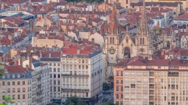 Saint-Nizier Kilisesi 'nin Fransa' nın Lyon kentindeki Presquile bölgesindeki uçuş zamanı. Kutsal Havariler Kilisesi olarak bilinen süslü detaylarla dolu tarihi Gotik bir kilise dış görünüşünü sergiliyor.