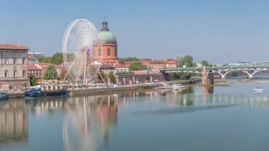 Garonne Nehri 'nden La Grave Hastaneleri' nin yeşil kubbesine, Saint-Pierre Köprüsü 'ne, Saint-Pierre Meydanı' na ve nehir kıyısında dönme dolaba kadar her yeri görebiliyoruz. Toulouse, Fransa