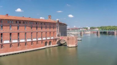 Fransa 'nın Garonne Nehri kıyısındaki tarihi Dieu Saint-Jacques Oteli' nin havadan hipervanesi. Eski 16. yüzyıl hastanesi, şu anda Tıp Tarihi Müzesi 'nin zamanaşımına ev sahipliği yapıyor.