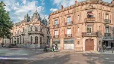 Panorama, Fransa 'nın Toulouse kentindeki Rue du Languedoc ve Theodore Ozenne kavşağında tarihi tuğla cephelerini gösteriyor. Canlı şehir merkezindeki Carmes metro istasyonu yakınlarındaki dükkanlar, kafeler, yol trafiği