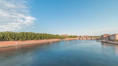 Panorama, Fransa 'nın Toulouse şehrinde Garonne Nehri ve Pont Neuf zaman çizelgesini Tıp Tarihi Müzesi ve dönme dolap ile gösteriyor. Saint Pierre Köprüsü 'nden hava görüntüsü