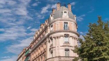 Toulouse, Occitanie, Fransa 'daki Rue de Metz zaman kavşağı, tarihi cepheleri, dükkanları, kafeleri ve mavi bulutlu gökyüzü. Şehrin göbeğinde canlı bir şehir manzarası