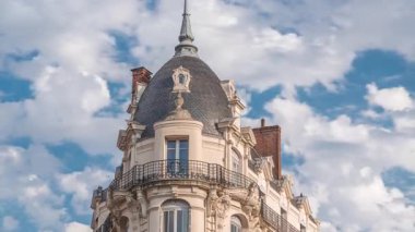 Fransa 'nın Toulouse şehrinde Rue du Languedoc ve Theodore Ozenne kavşağındaki tarihi cephelerde. Mağazalar, Carmes metro istasyonu yakınlarındaki kafeler canlı şehir merkezinde bulutların altında mavi bir gökyüzünde