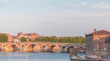 Garonne River ve Pont Neuf zamanapse Toulouse, Fransa şehir merkezindeki Tıp Tarihi Müzesi 'nde. Bu Rönesans kemer köprüsü mavi gökyüzünün altındaki suya yansıyor. Yeşil ağaçlı rıhtım