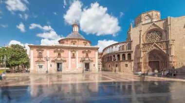 Valencias Plaza de la Virgen 'in panoramik zaman atlaması, Katedral, Basilica de la Virgen de los Desamparados ve Turia Fountain' in mavi gökyüzü altında sergilenmesi