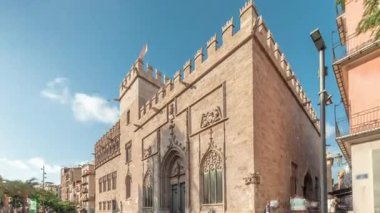 Lonja de la Seda İpek Borsası, Valencias Pazar Meydanı 'nda, şehrin Altın Çağı' nı sembolize ediyor. Spains 'te bulutlu bir gökyüzü altındaki görkemli Gotik mimari