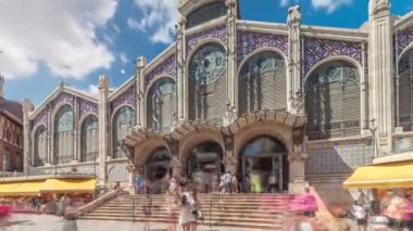 Valencia Merkez Pazarı zaman aşımına uğradı. Çarpıcı mimarisi, boyalı camları, kubbesi ve fayans detayları olan tarihi bir kamu pazarı. Market Meydanı 'nda, Santos Juanes Kilisesi yakınlarında. İspanya