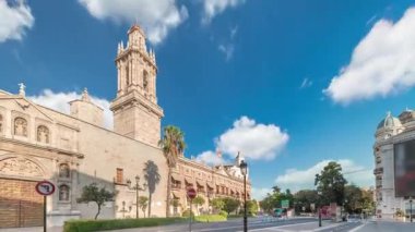 Valencia, İspanya 'daki Santo Domingo Manastırı' nda Tetuan zaman atlaması. Eski Askeri Komuta Merkezi 'ne ev sahipliği yapan tarihi bina. Bulutlu gökyüzü ve sokak trafiği.
