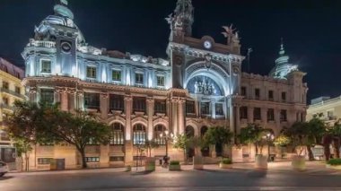 Valensiya 'daki tarihi posta ofisi Palau de les Comunicacions Belediye Binası Plaza del Ayuntamiento' da gece vakti aşırı hız. İspanya şehir merkezinde sokak ve cephe trafiği.