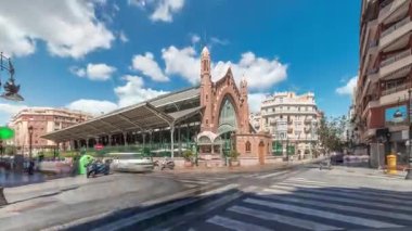 Valencia, İspanya 'da Mercado de Colon zaman atlaması, göz kamaştırıcı Art Nouveau mimarisi. Güzelce restore edilmiş bir pazar binasında dükkanları ve kafeleri olan popüler turistik yerler..