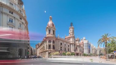 Panorama, Valencia Belediyesi Ajuntament de Valencia 'nın Plaza de Ayuntamiento' daki zamanını gösteriyor. Mavi gökyüzünün altında saat kulesi olan tarihi bir bina. İspanya 'nın ana meydanında gezinen insanlar