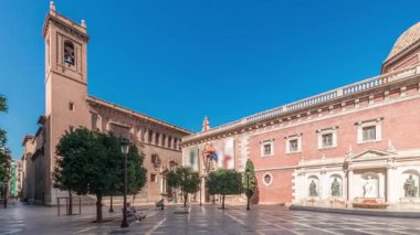 Panorama, tarihi Museo del Patriarca müzesi, heykeller ve Patrik Kilisesi 'nin yer aldığı, Valencia' daki Patriklik Koleji Meydanı 'nı gösteriyor. Açık mavi gökyüzü, İspanya.