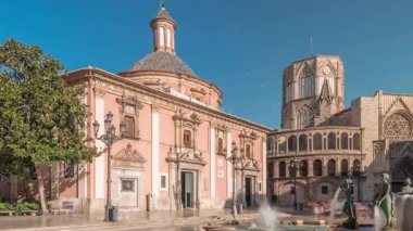Valencias Plaza de la Virgen 'in zaman çizelgesini gösteren panorama, mavi gökyüzü altında Turia Fountain, Cathedral ve Virgen de la Virgen de los Desamparados' u sergiliyor.