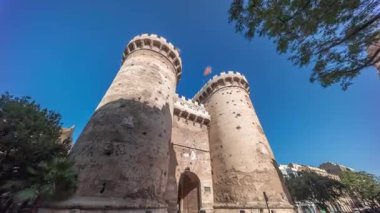 Valencia, İspanya 'da Quart zaman atlaması kuleleri. Tarihi ortaçağ geçidi, antik şehir duvarlarının bir parçası. Zengin bir kültürel mirası olan popüler bir yer. Mavi gökyüzü ve sokak trafiği.